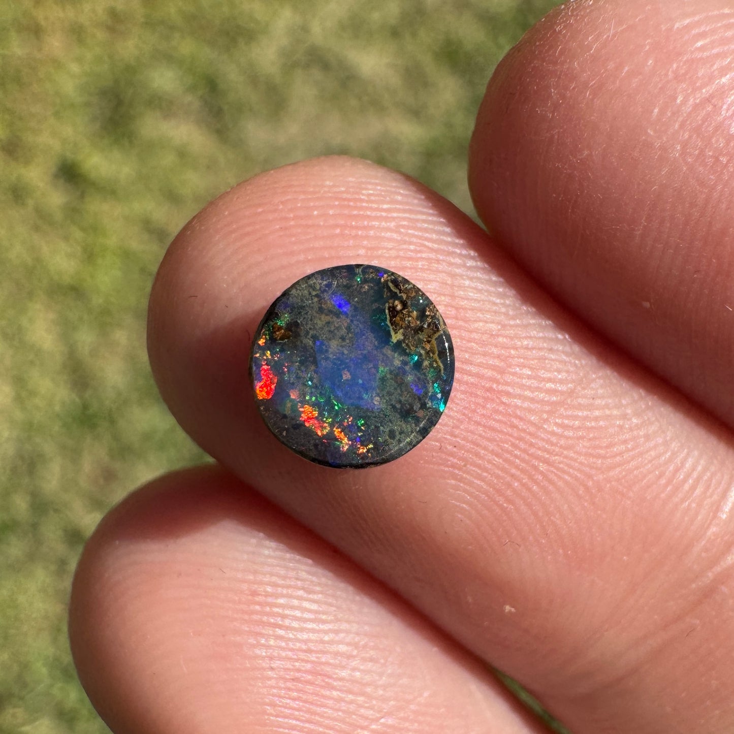 1.08 Ct small circle boulder opal