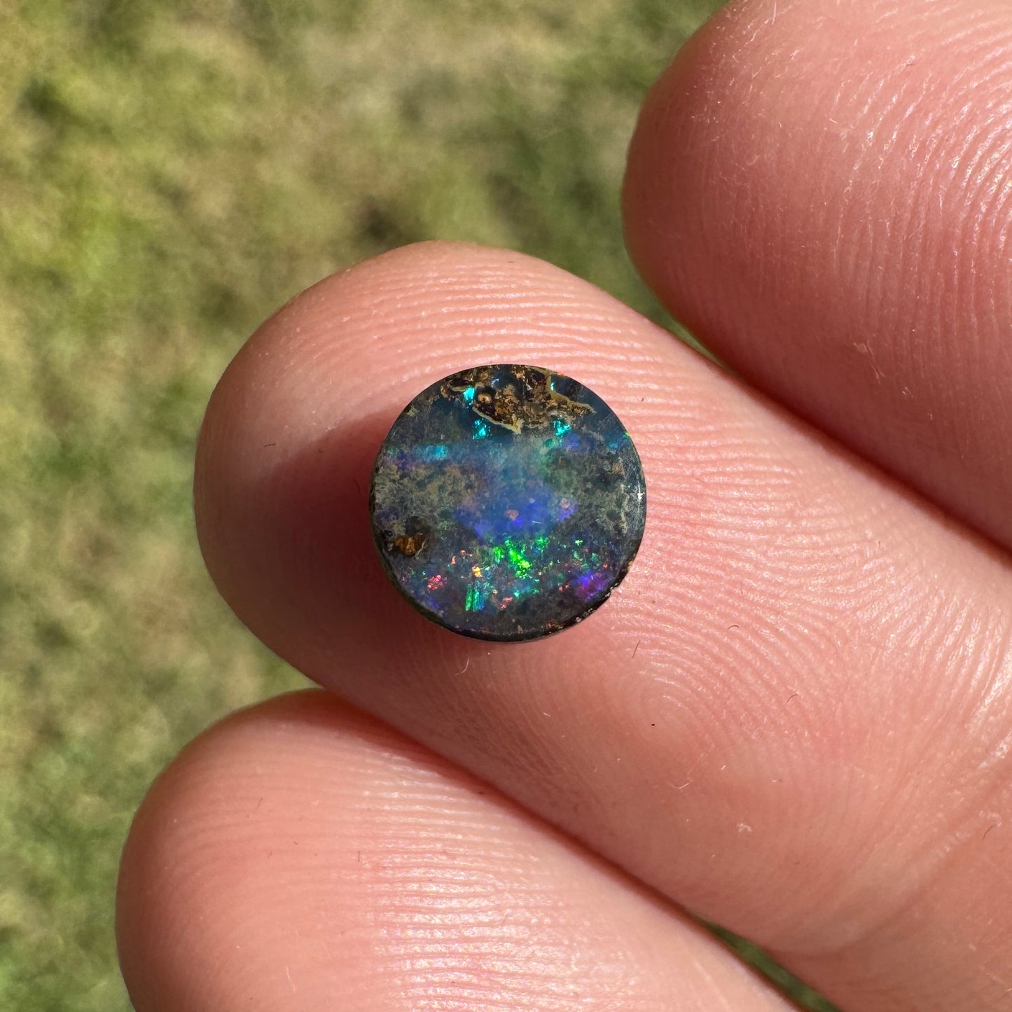 1.08 Ct small circle boulder opal