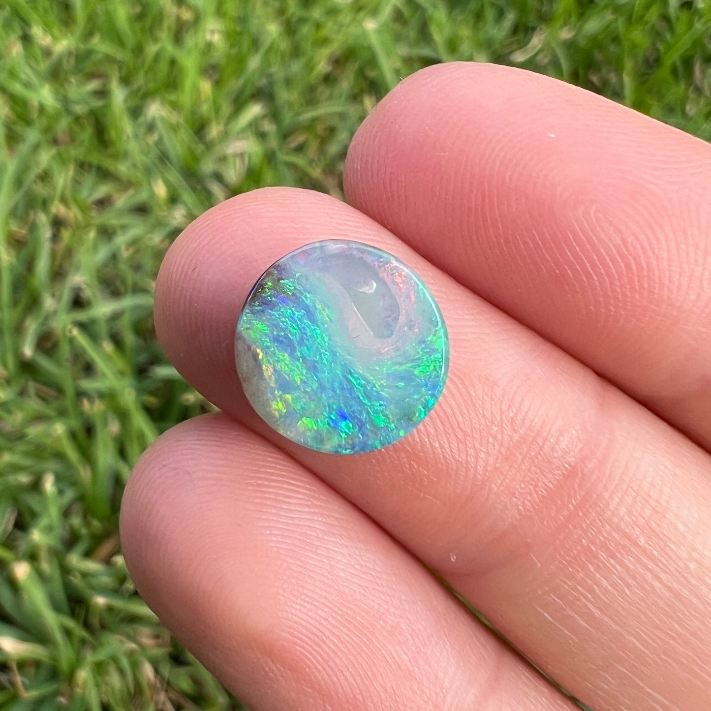 2.84 Ct small circle boulder opal