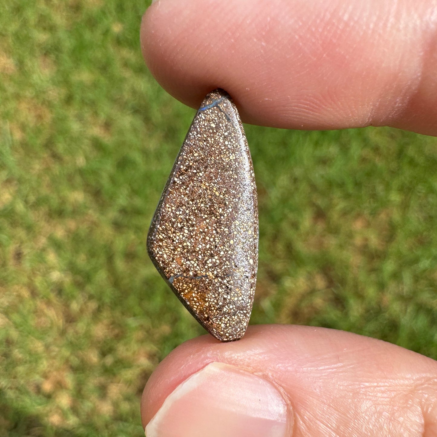 5.86 Ct stripy boulder opal