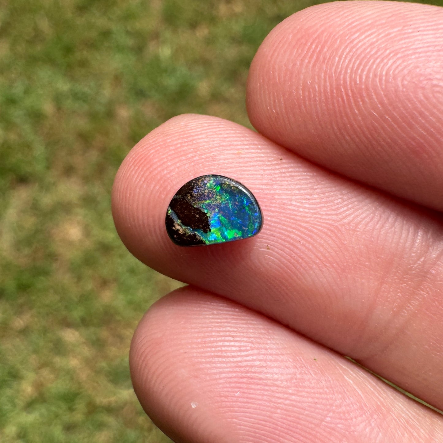 0.73 Ct extra small boulder opal