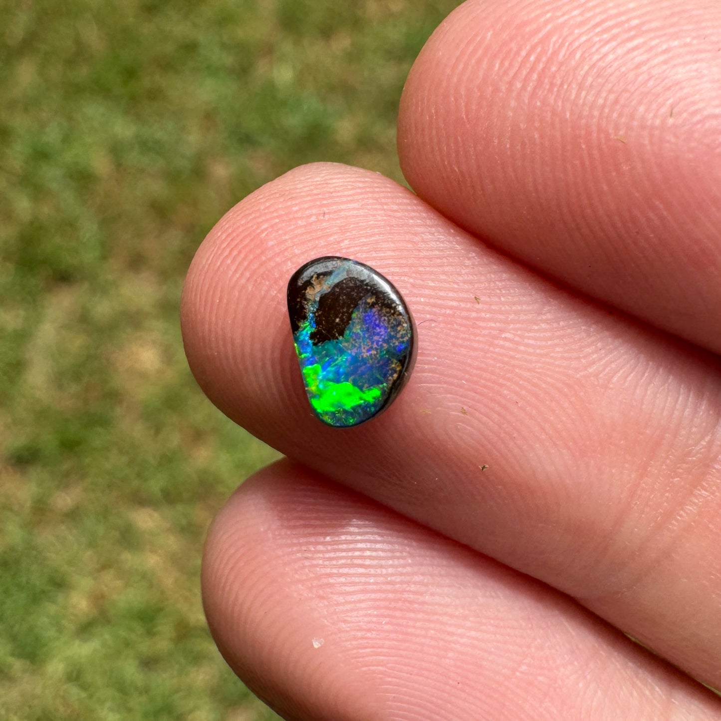 0.73 Ct extra small boulder opal