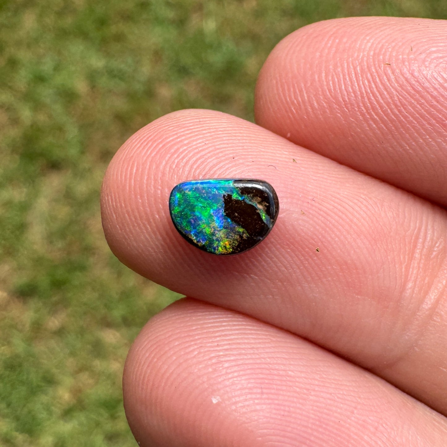 0.73 Ct extra small boulder opal