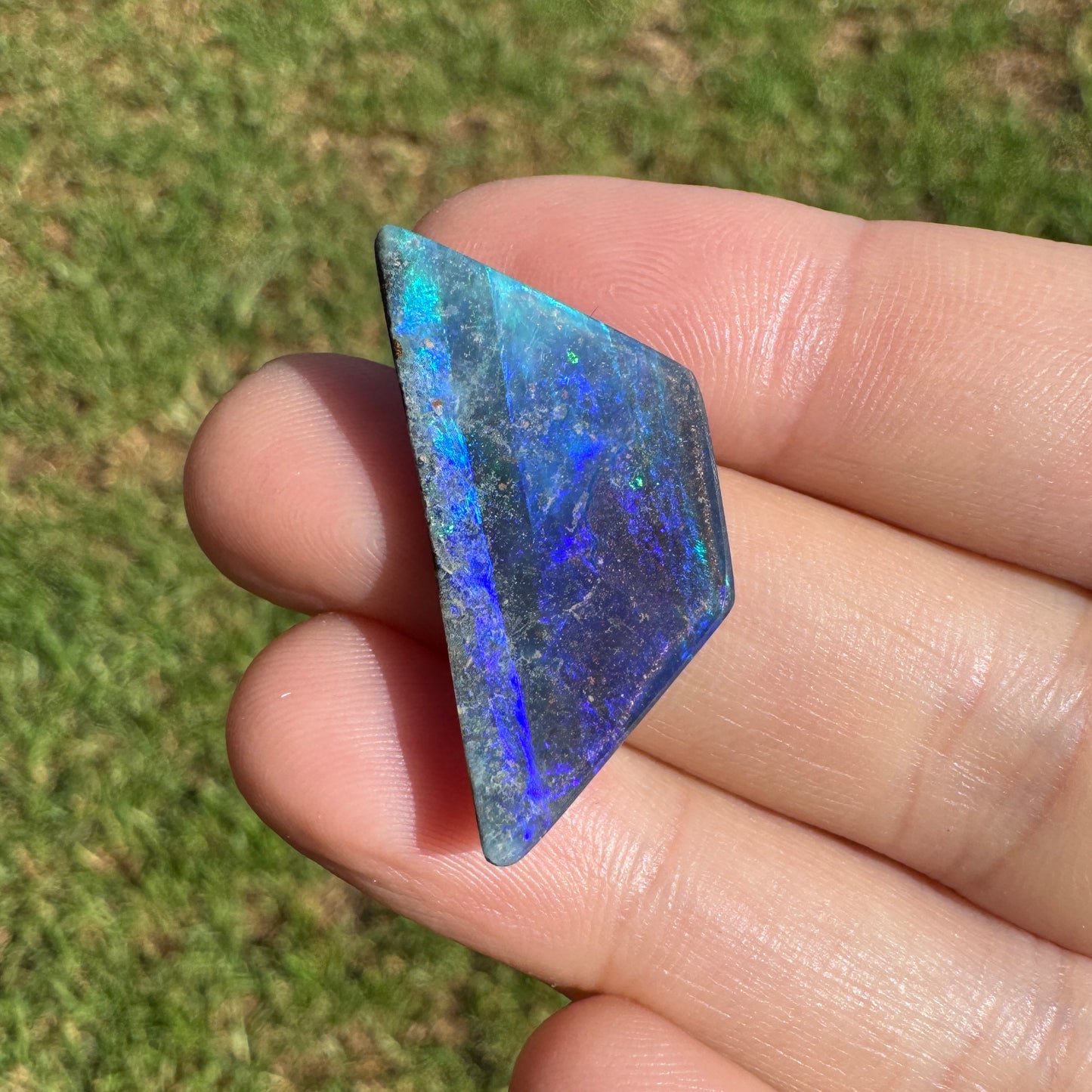 13.05 Ct geometric boulder opal