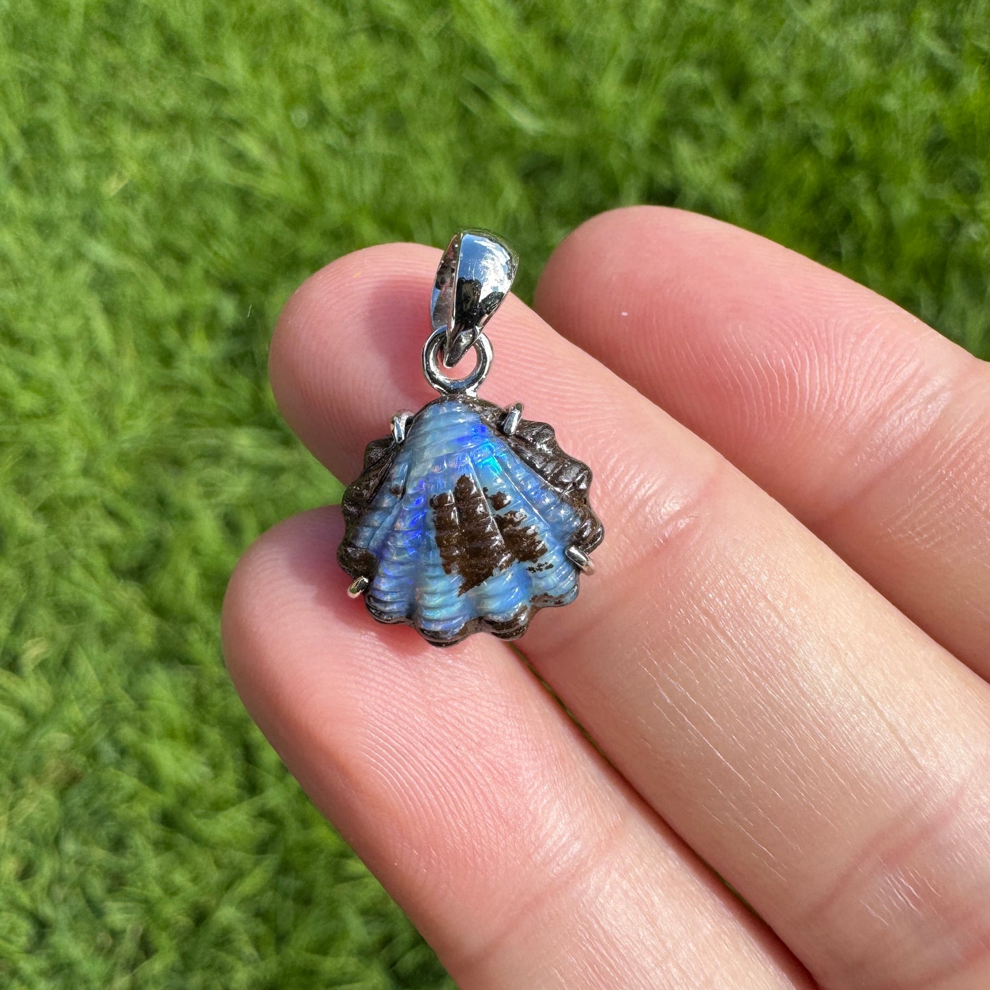 Small fan shell boulder opal pendant (No. 09)