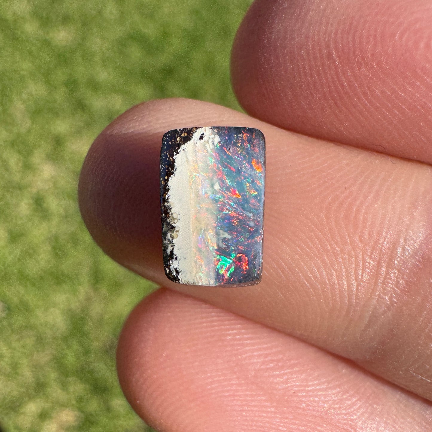 1.87 Ct 'rainbow horizon' small boulder opal