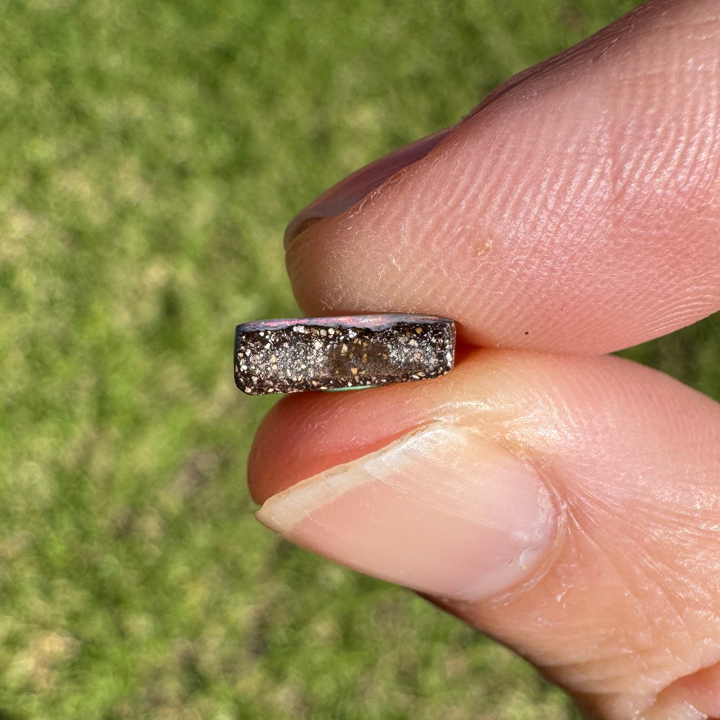 1.87 Ct 'rainbow horizon' small boulder opal