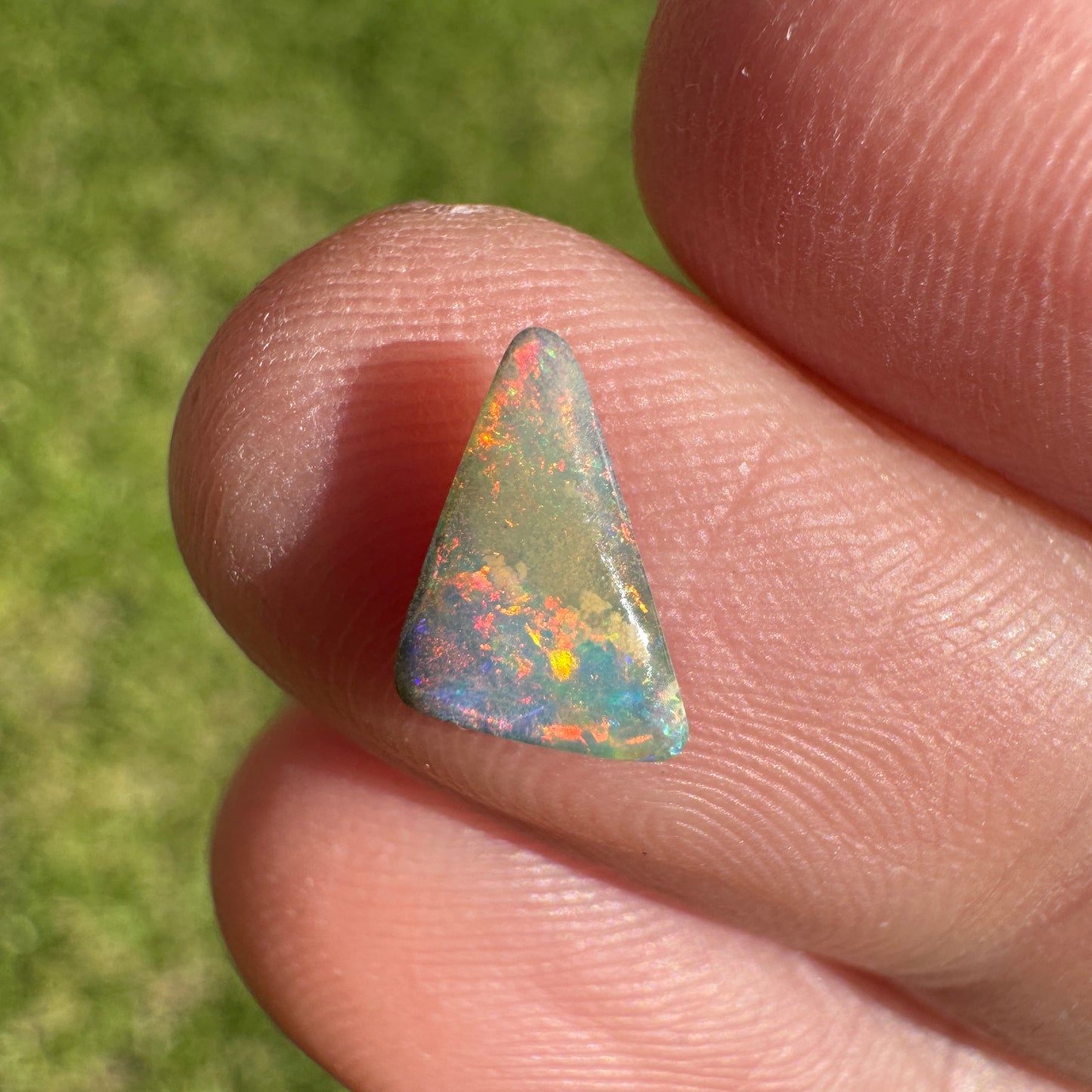 0.78 Ct extra small rainbow boulder opal