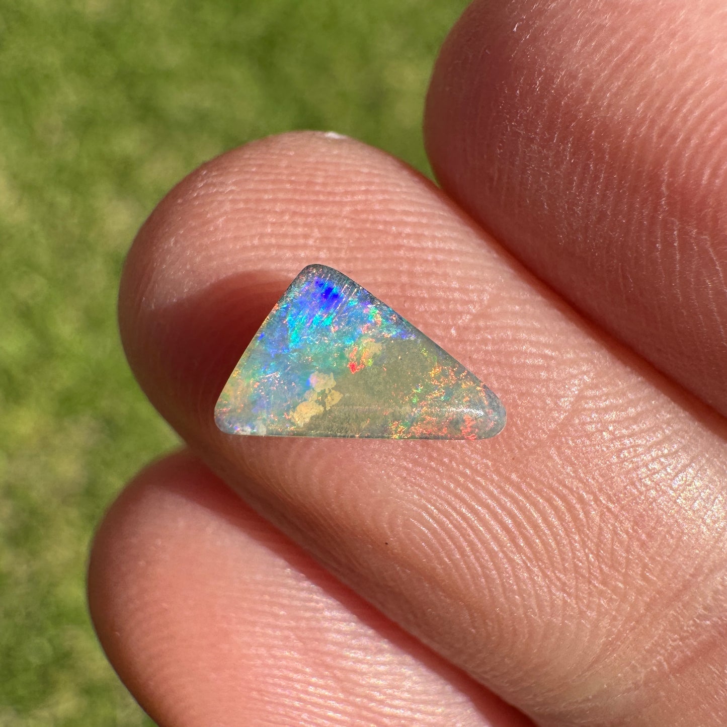 0.78 Ct extra small rainbow boulder opal