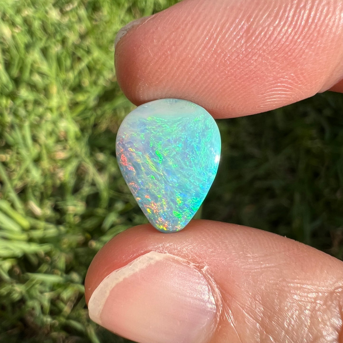 3.57 Ct light green and pink boulder opal