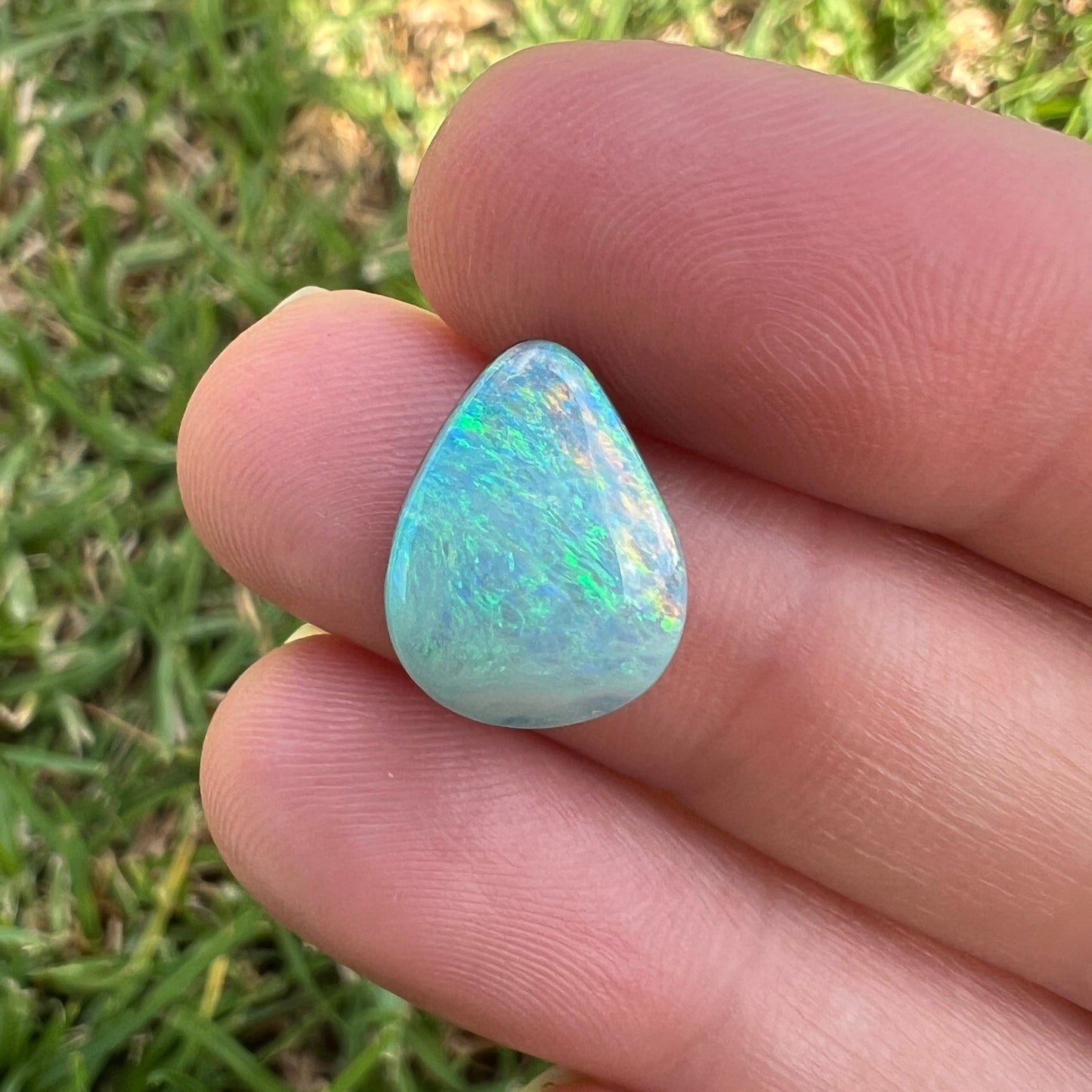 3.57 Ct light green and pink boulder opal