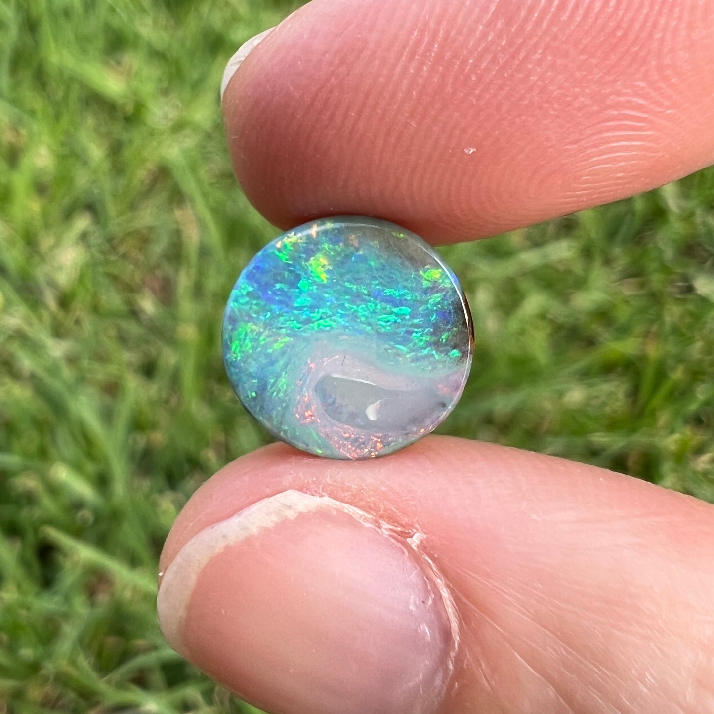 2.84 Ct small circle boulder opal