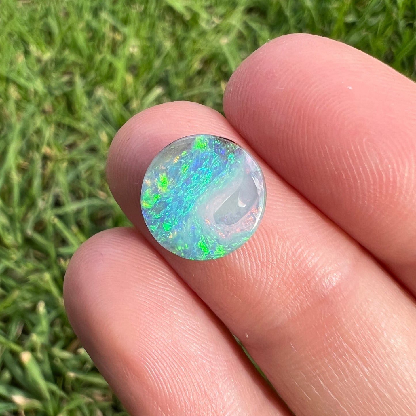 2.84 Ct small circle boulder opal