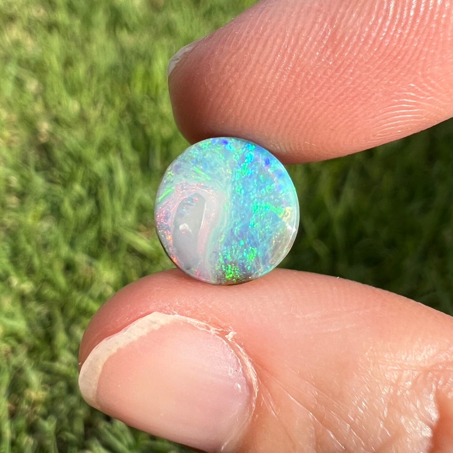 2.84 Ct small circle boulder opal