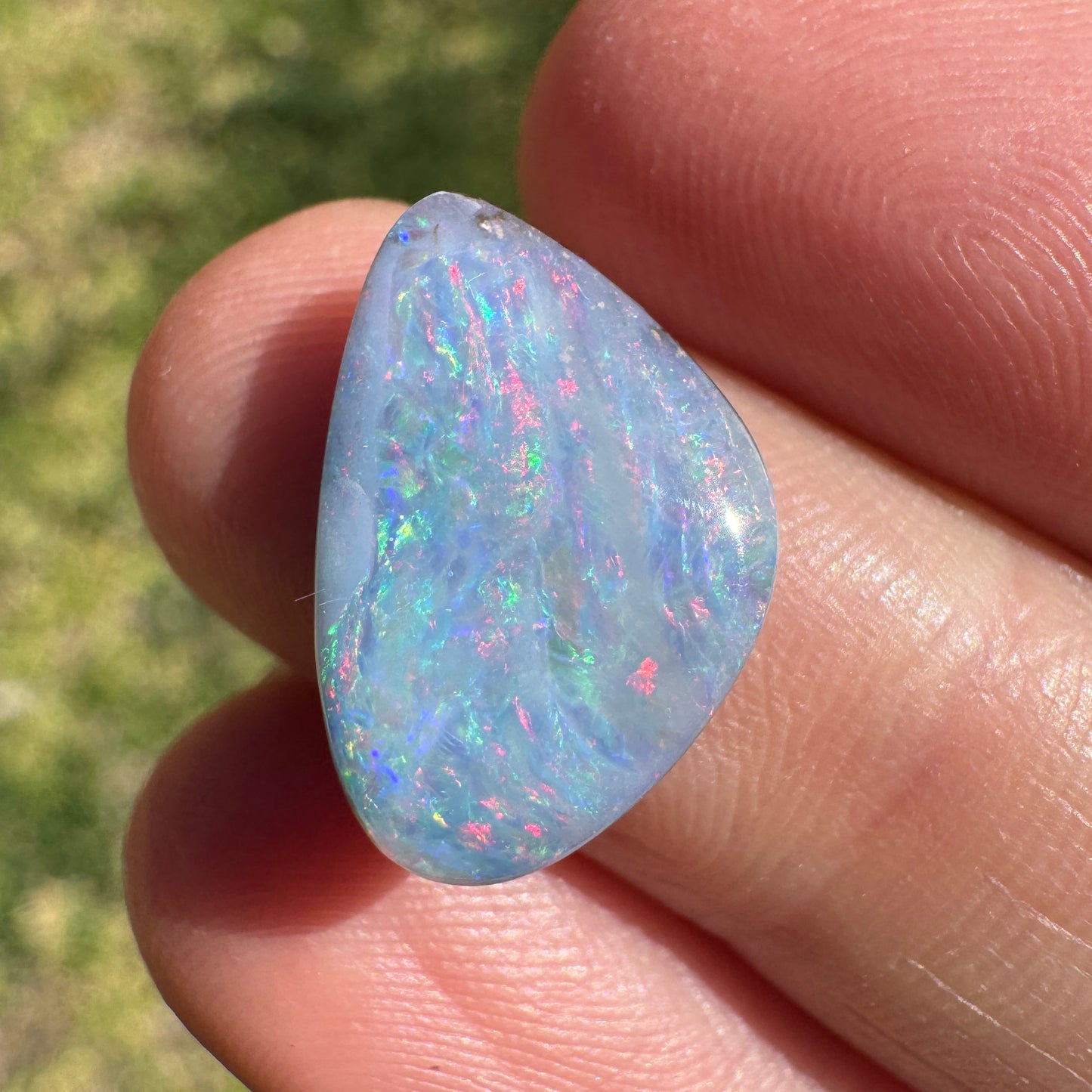 4.76 Ct  lilac-hued rainbow boulder opal