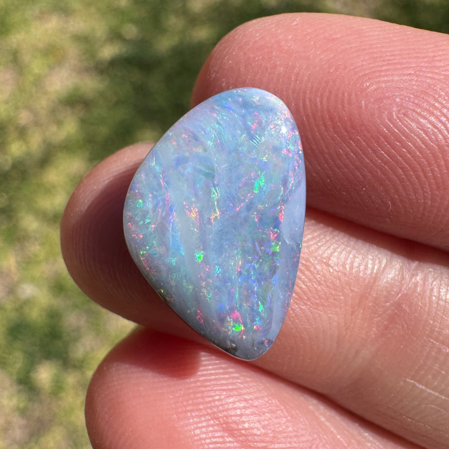 4.76 Ct  lilac-hued rainbow boulder opal