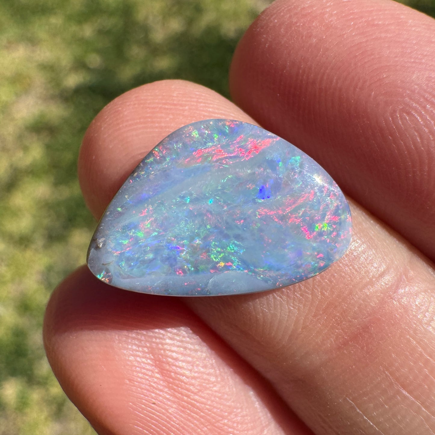 4.76 Ct  lilac-hued rainbow boulder opal