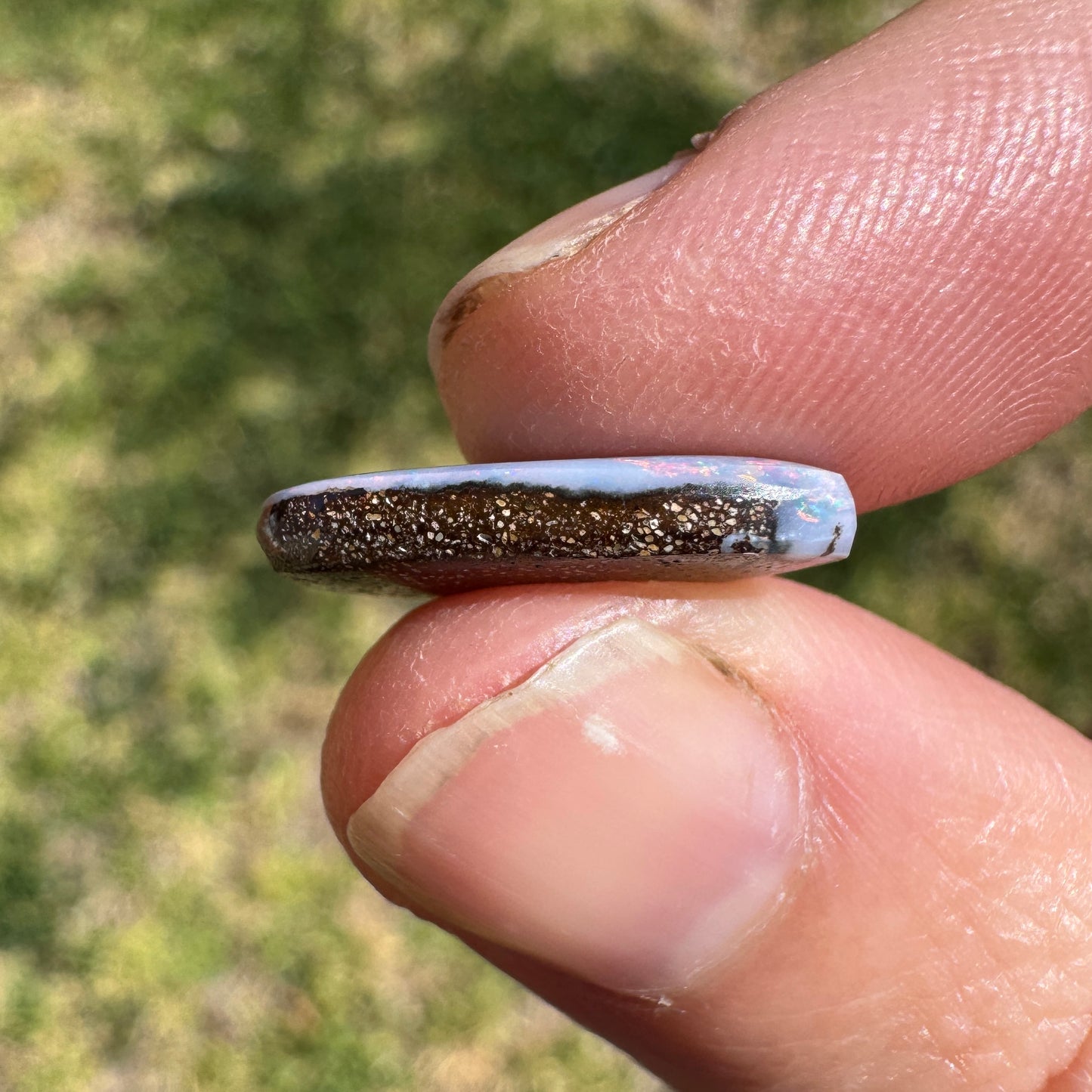 4.76 Ct  lilac-hued rainbow boulder opal