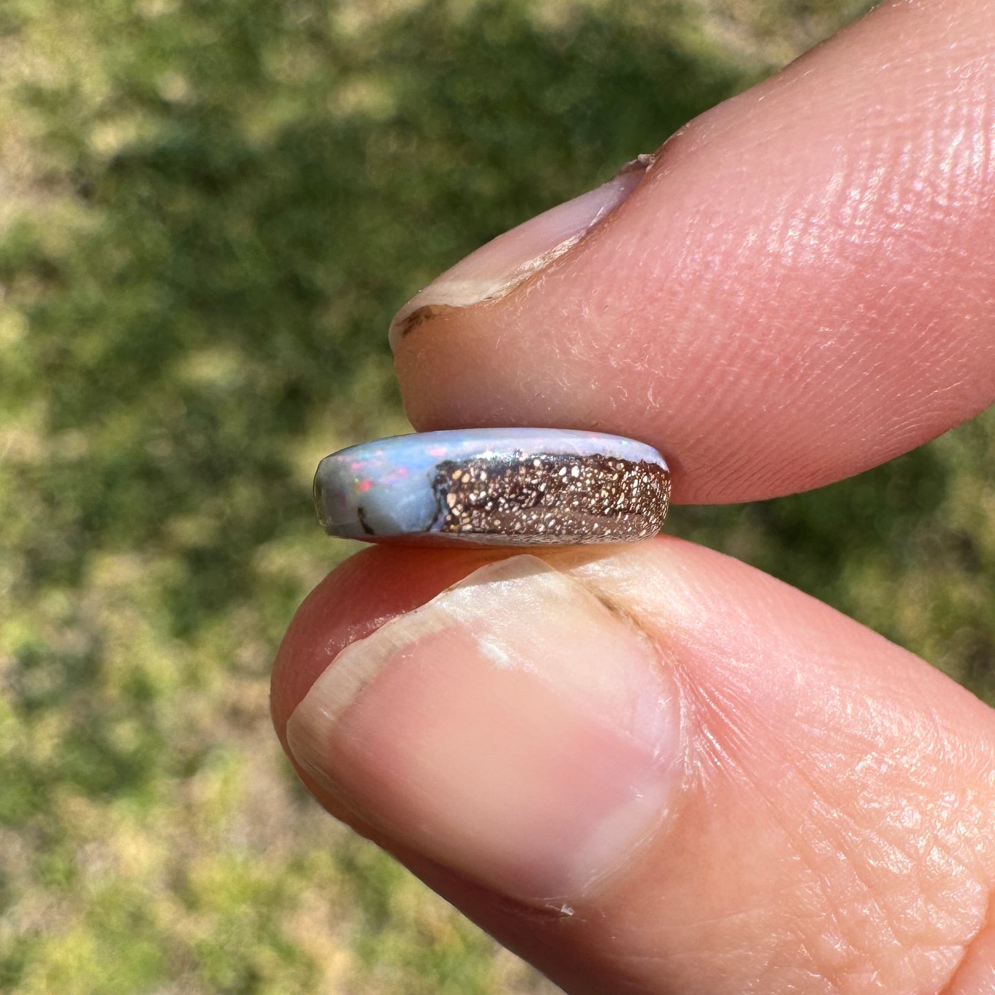 4.76 Ct  lilac-hued rainbow boulder opal