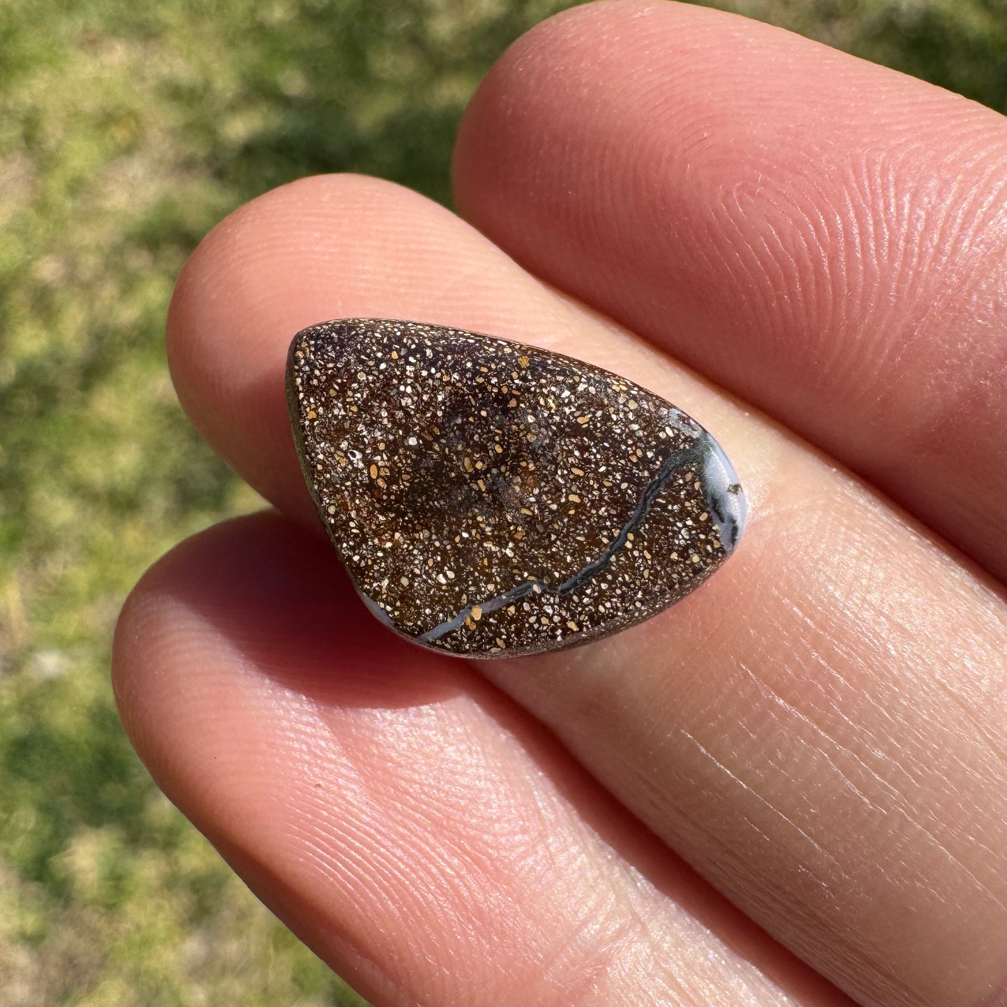 4.76 Ct  lilac-hued rainbow boulder opal